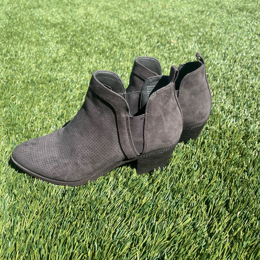 Style & Co Gray Suede Ankle Boots Size 6.5 Like New/EUC - Picture 3 of 10